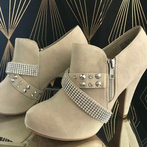 NEW Not Rated Harmonious Cream Cache Suede Crystal Rhinestone Heel Booties 8M